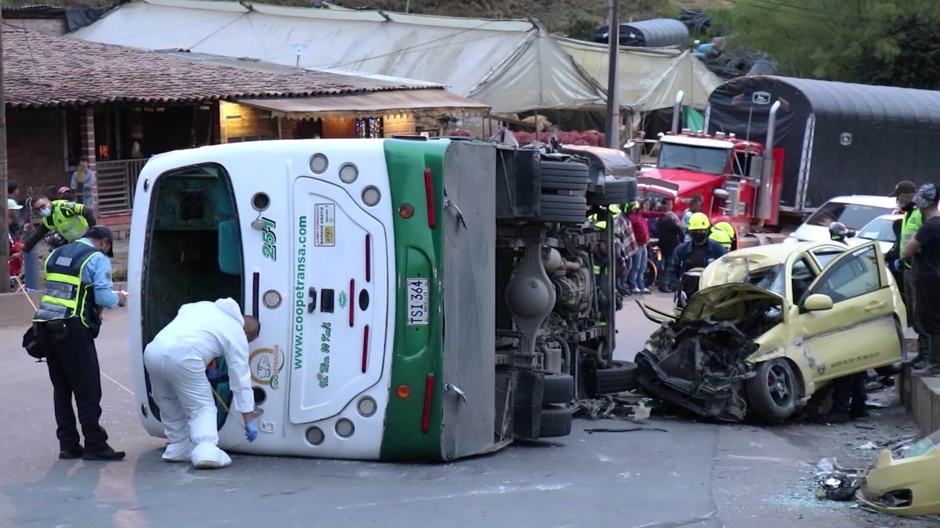 Un muerto y 12 heridos dejó choque de buseta y taxi