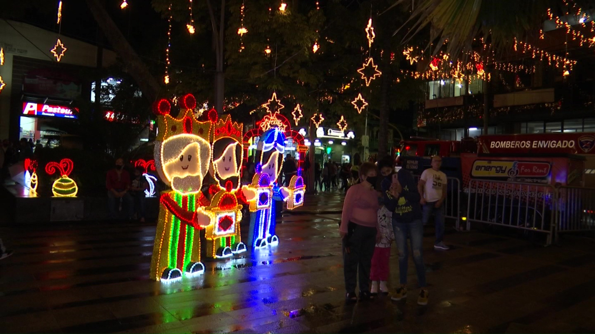 Envigado madrugó a encender los alumbrados navideños