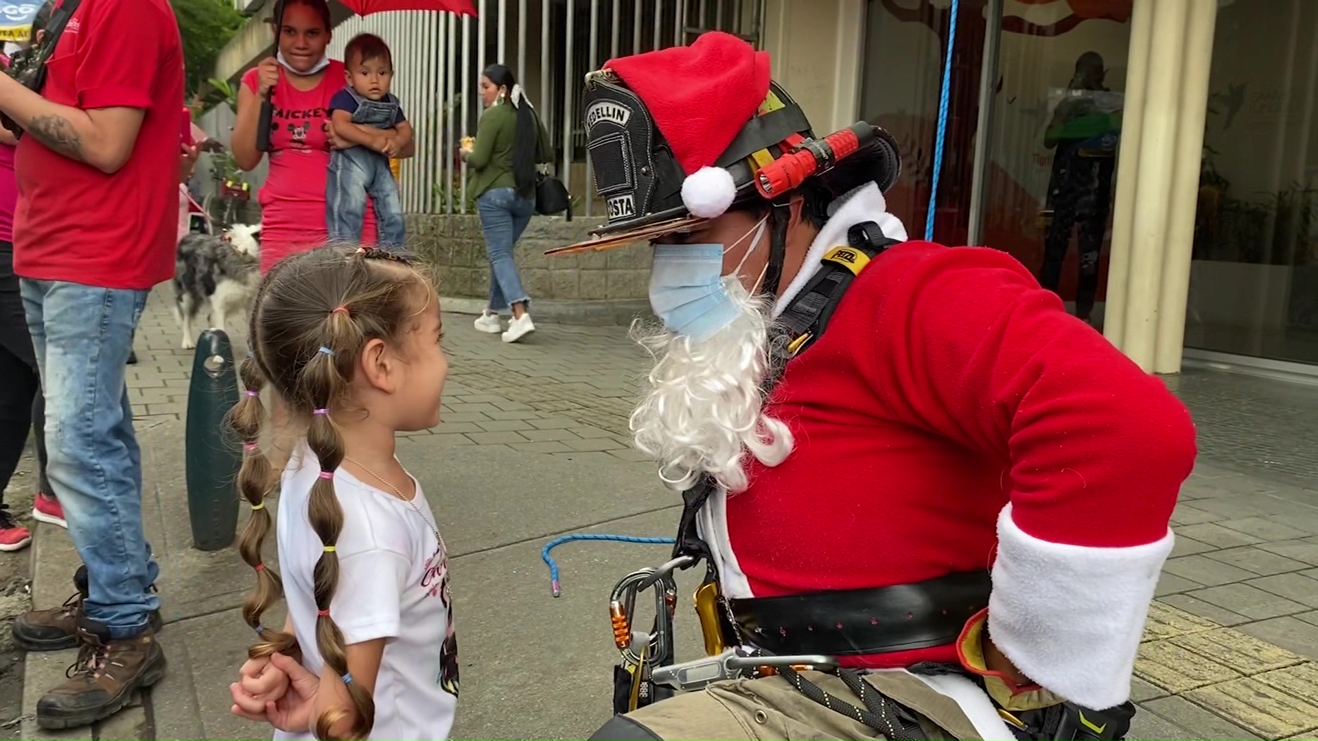 Bomberos Medellín llevó alegría al hospital infantil