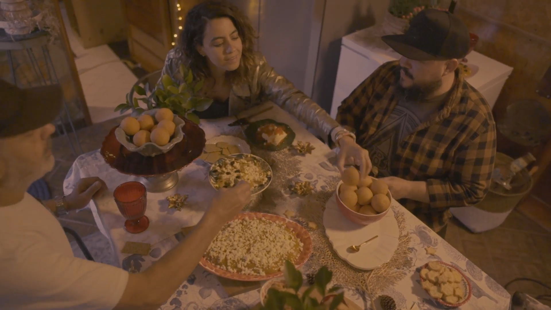 Un grupo de personas comparten El toque secreto de la Navidad que lo encuentras alrededor de la comida
