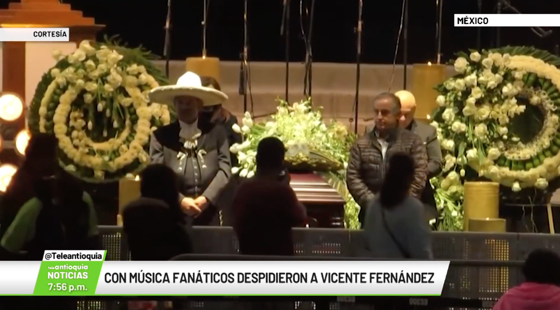 Con música fanáticos despidieron a Vicente Fernández