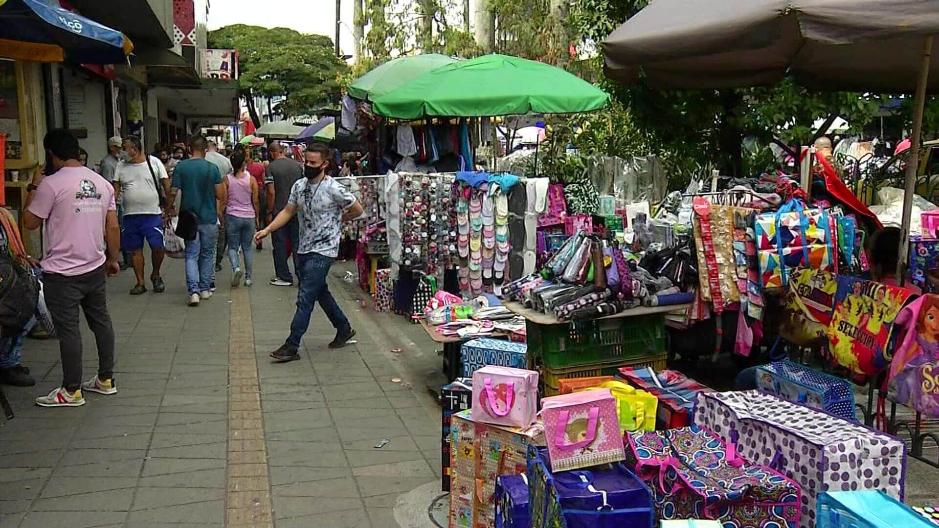 Ventas ambulantes ocupan el espacio público en el Centro