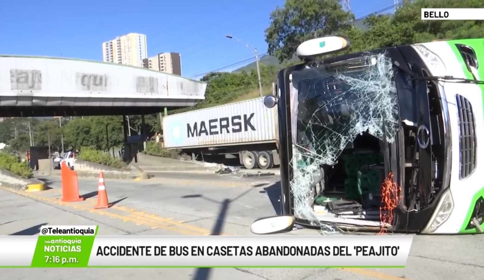 Accidente de bus en casetas abandonadas del Peajito
