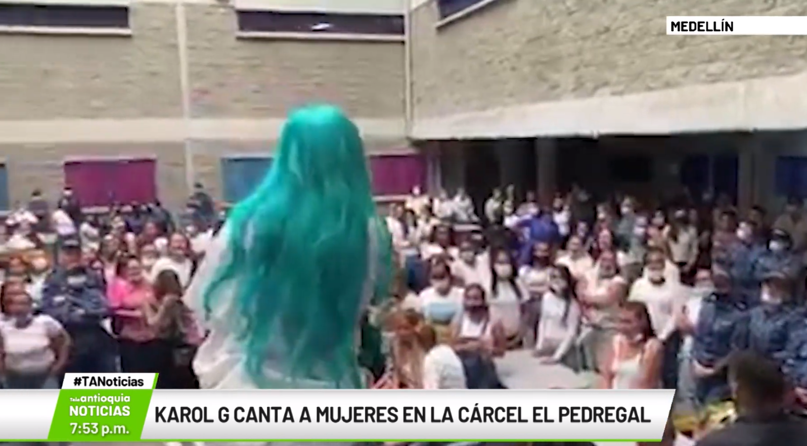 Karol G canta a mujeres en la cárcel El Pedregal