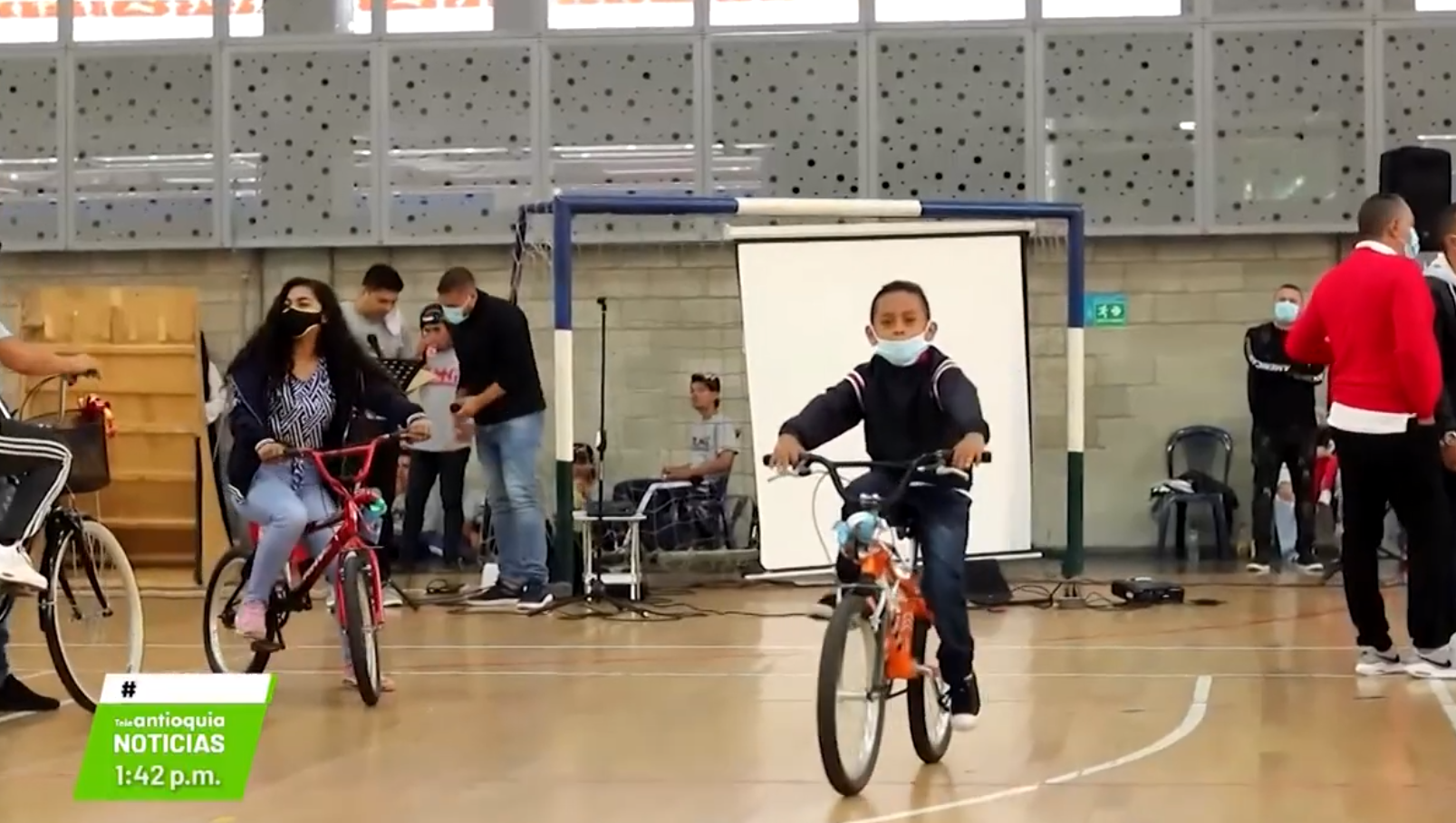 150 niños estrenan bicicleta en la Estrella esta Navidad