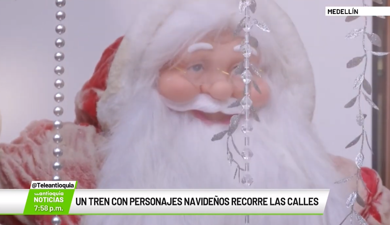 Un tren con personajes navideños recorre las calles