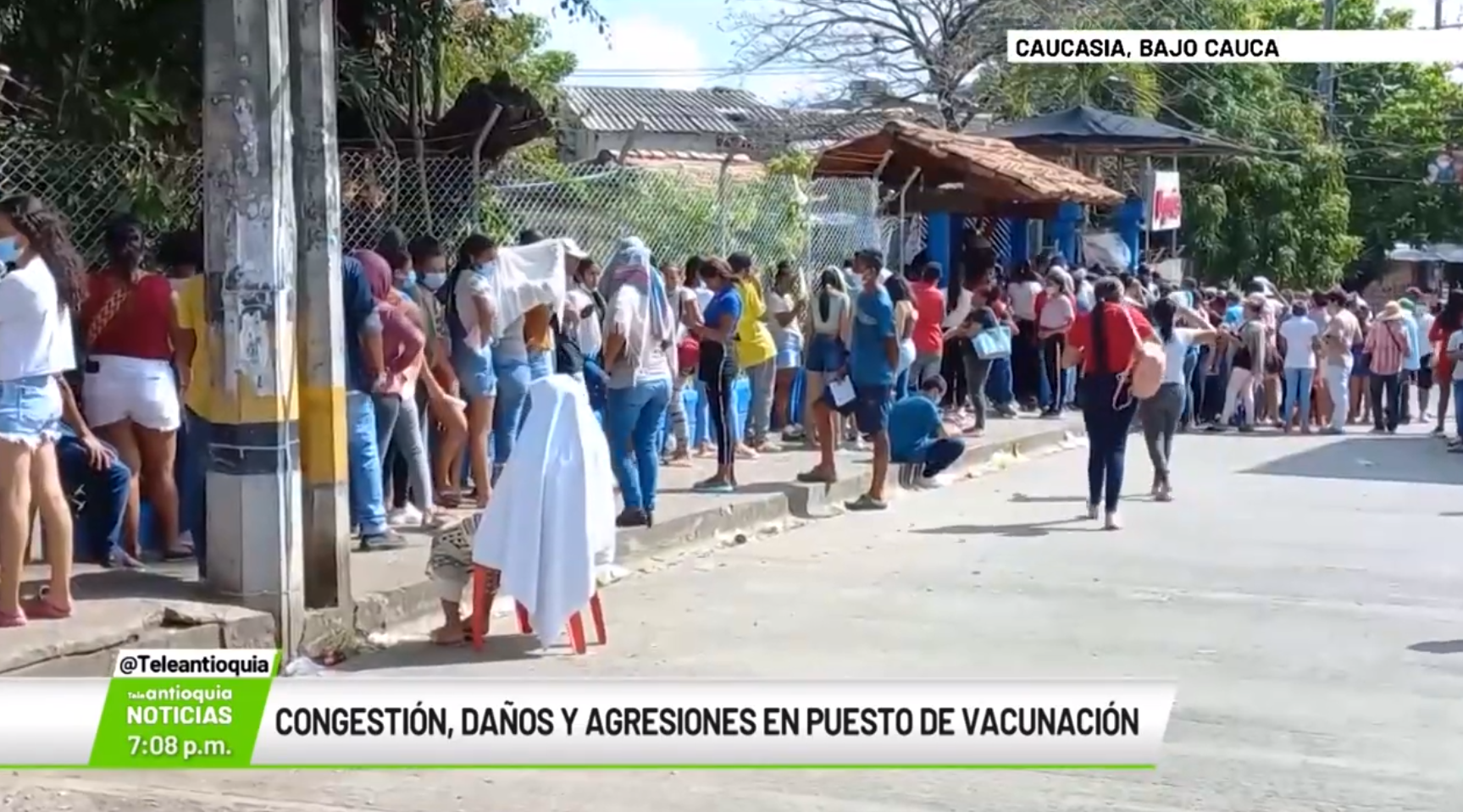 Congestión, daños y agresiones en puesto de vacunación de Caucasia