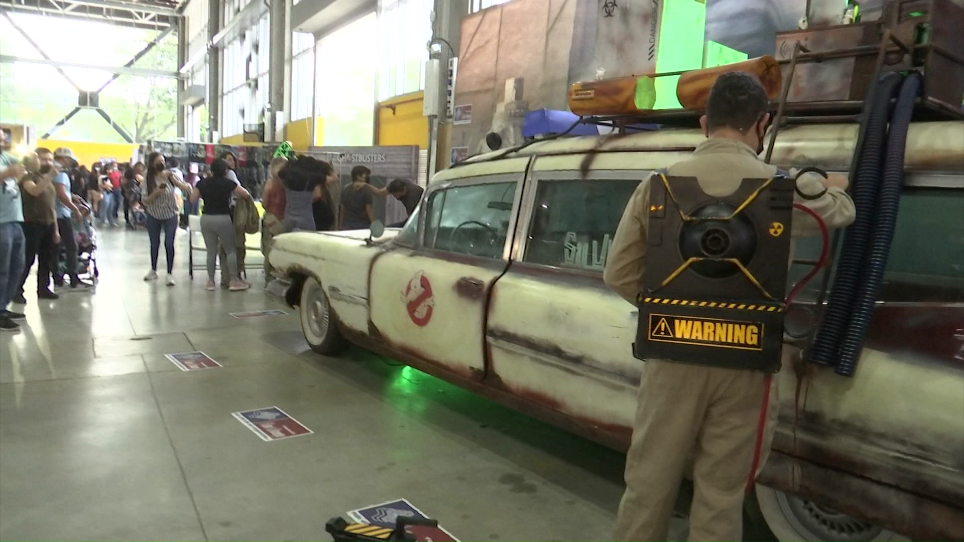 Carro fúnebre de los cazafantasmas en la Comic Con