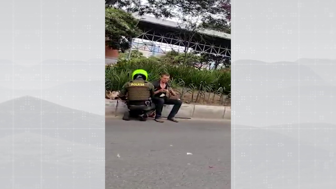 Video viral de policía que alimenta a habitante de calle