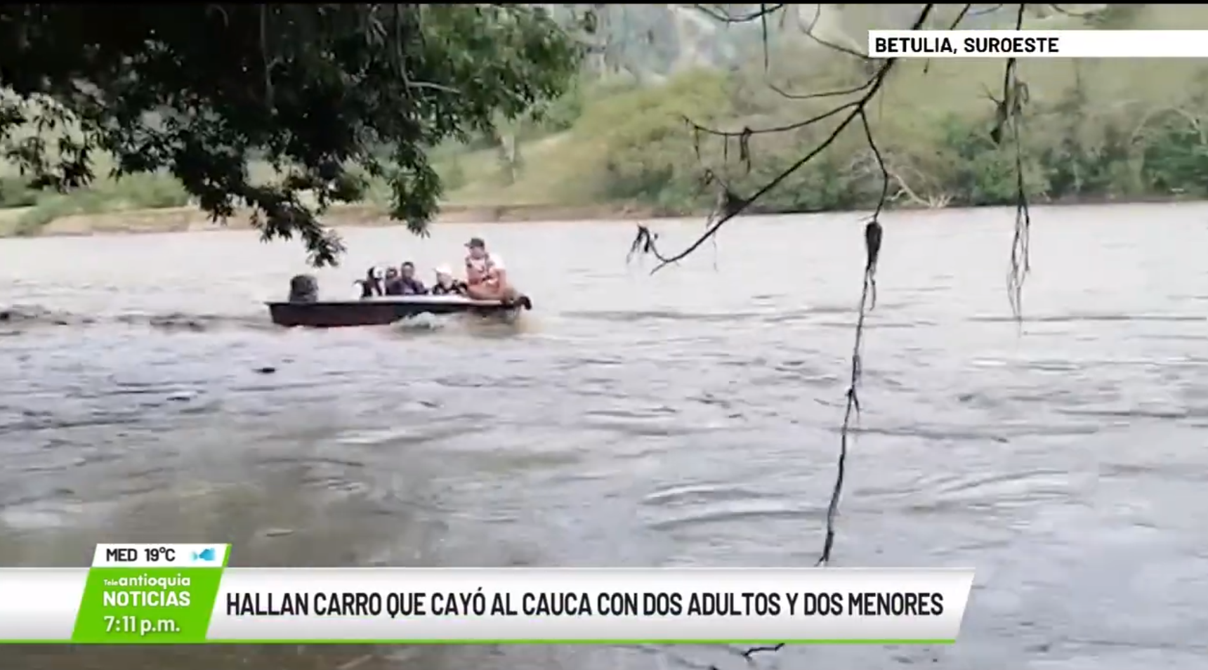 Hallan carro que cayó al Cauca con dos adultos y dos menores