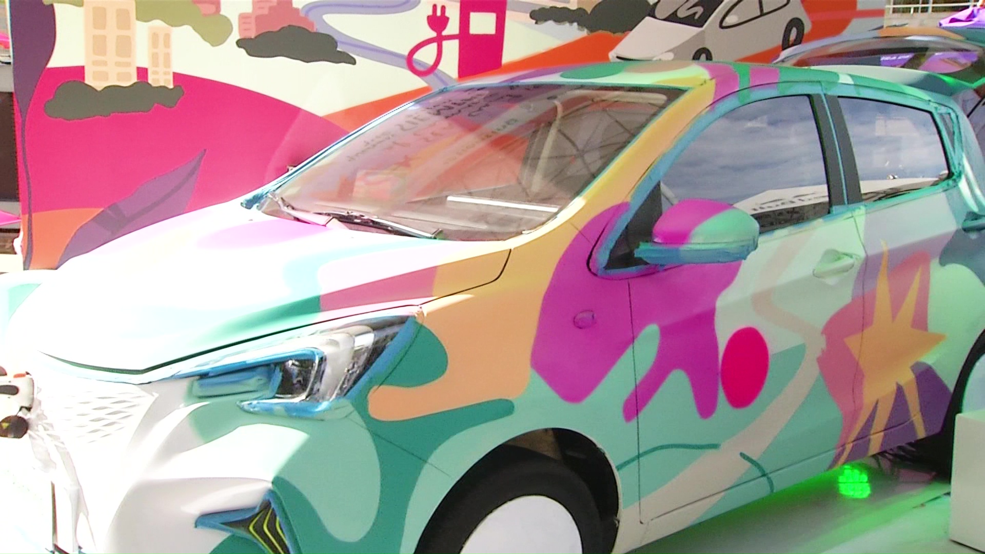 Artista colombiana pintó en Medellín un automóvil con aerógrafos