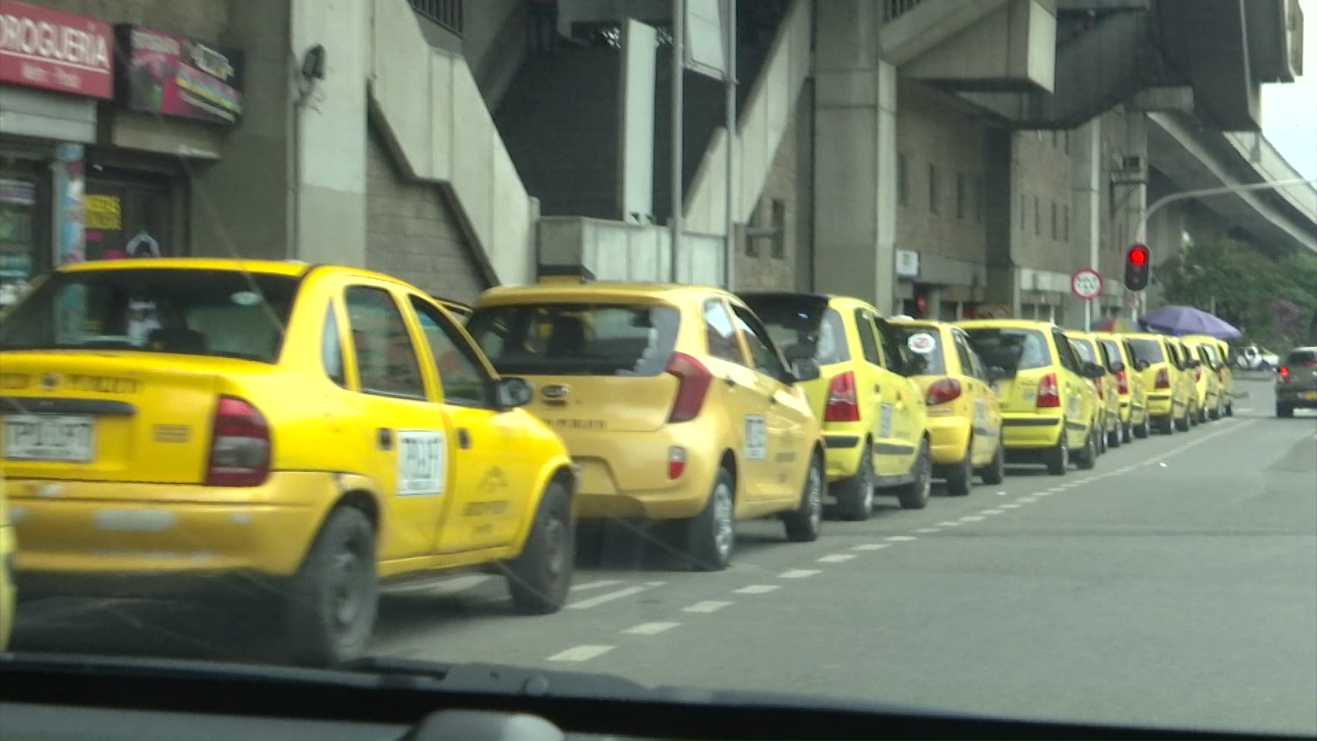 Taxistas inconformes con la eliminación del pico y placa