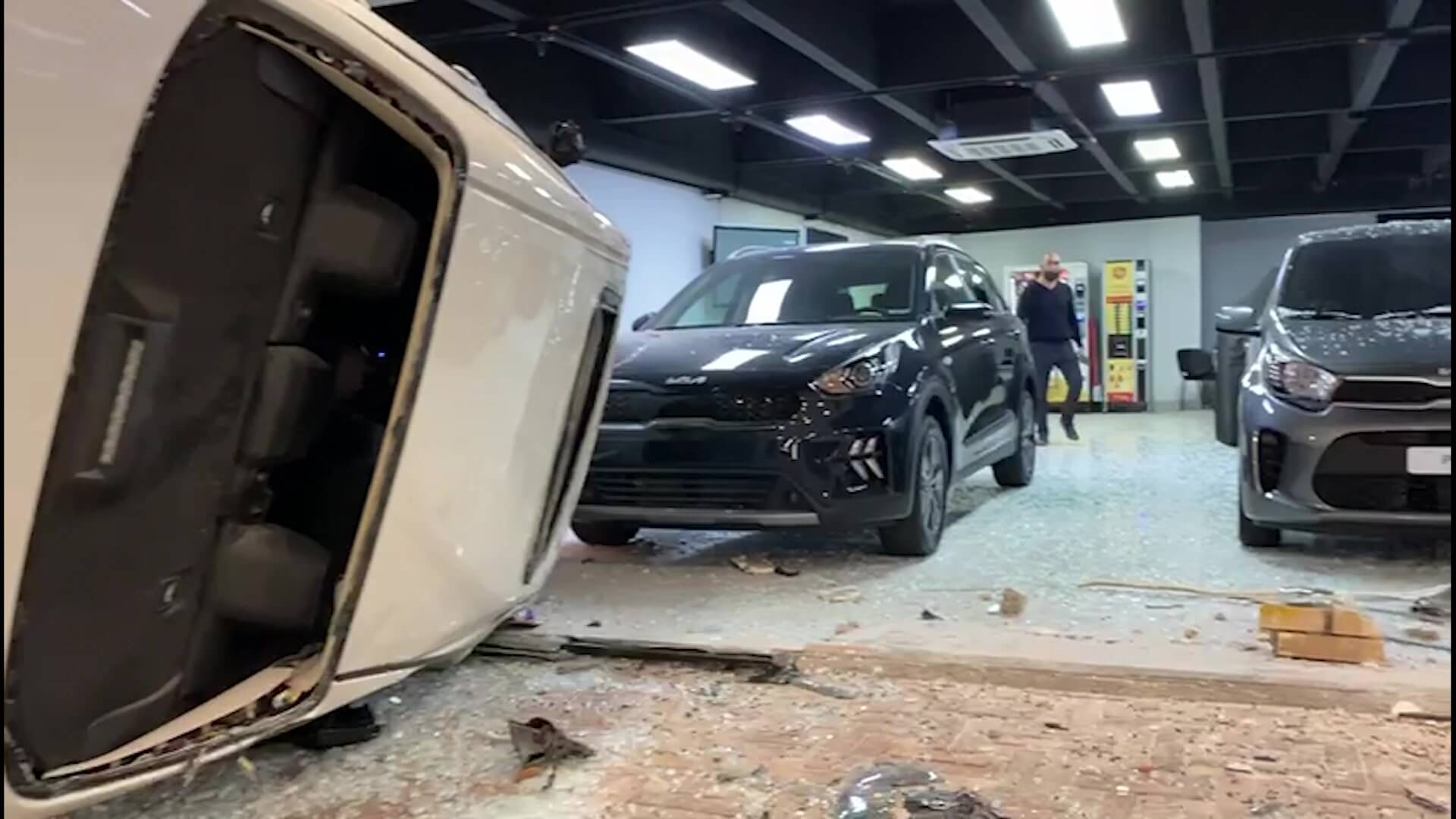 Aparatoso accidente en parqueadero de centro comercial