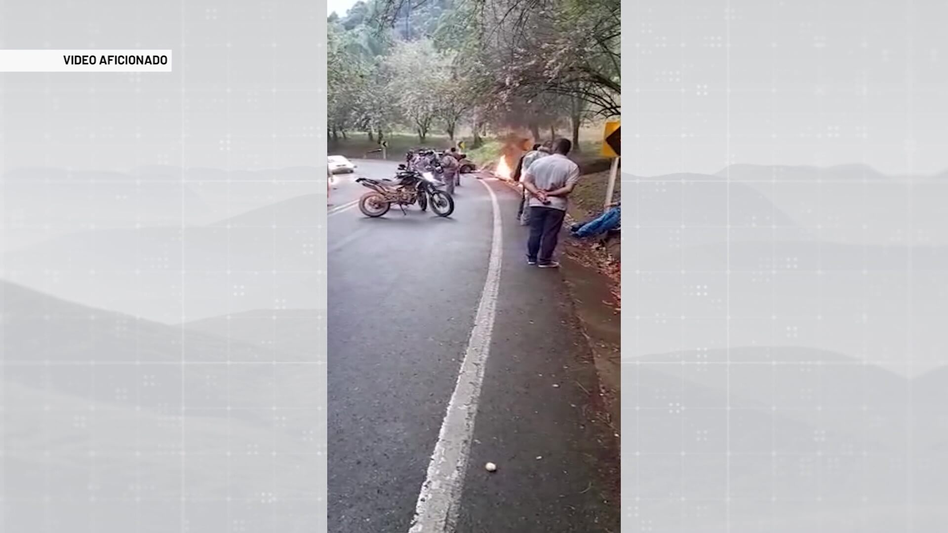 Choque entre automóvil y 2 motos: un muerto y 2 heridos