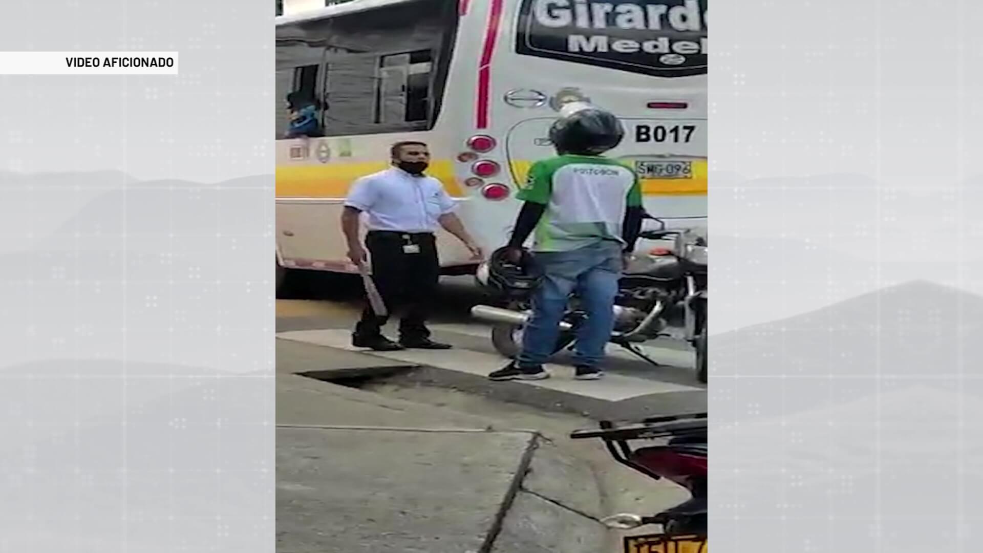 Con un bate de baseball un busero agredió a un motociclista