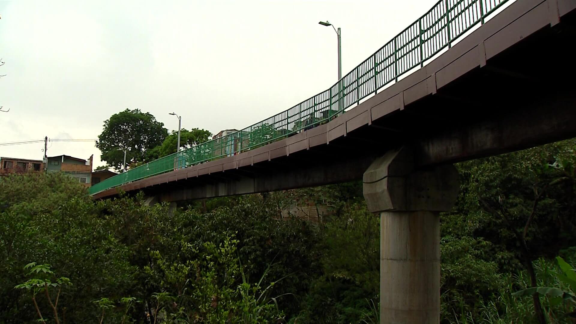 Entregado puente peatonal que conecta a Manrique con el Pomar