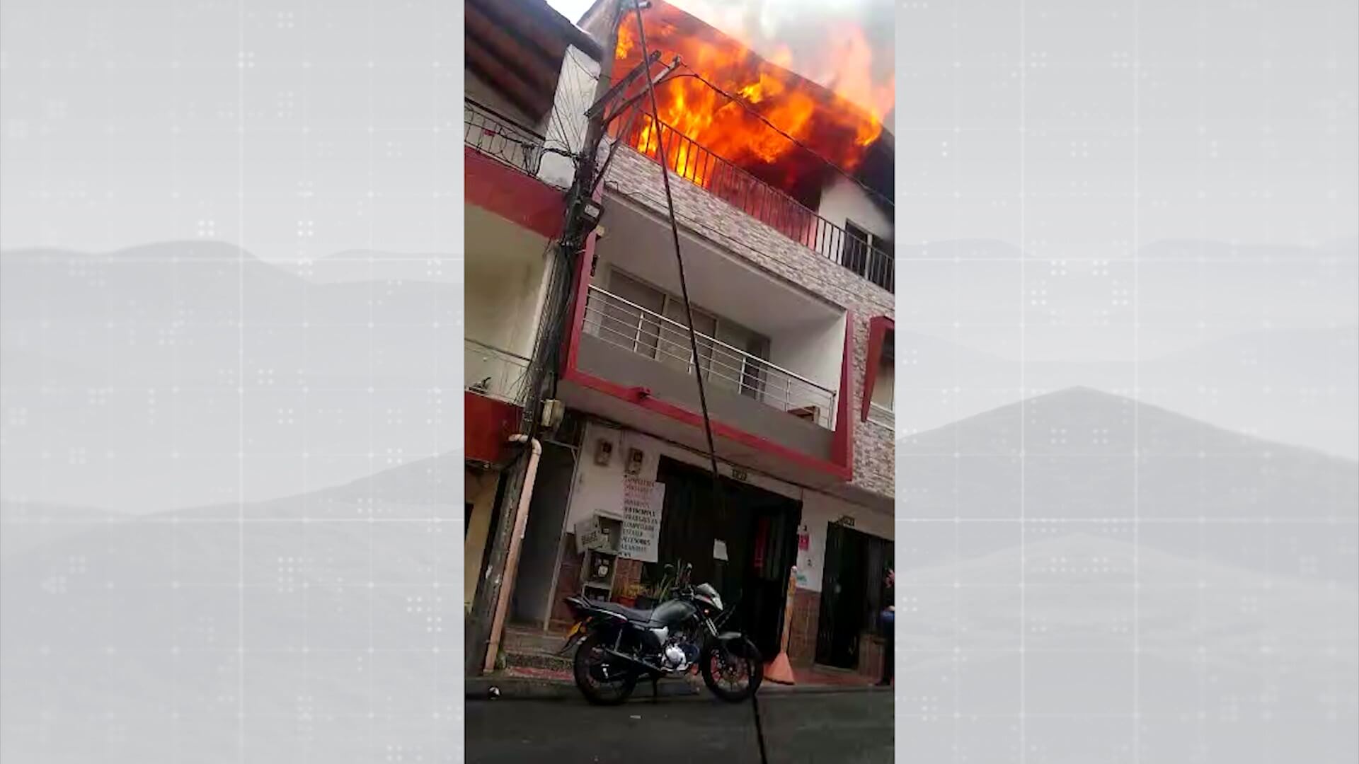 Incendio estructural consume tercer piso en Robledo