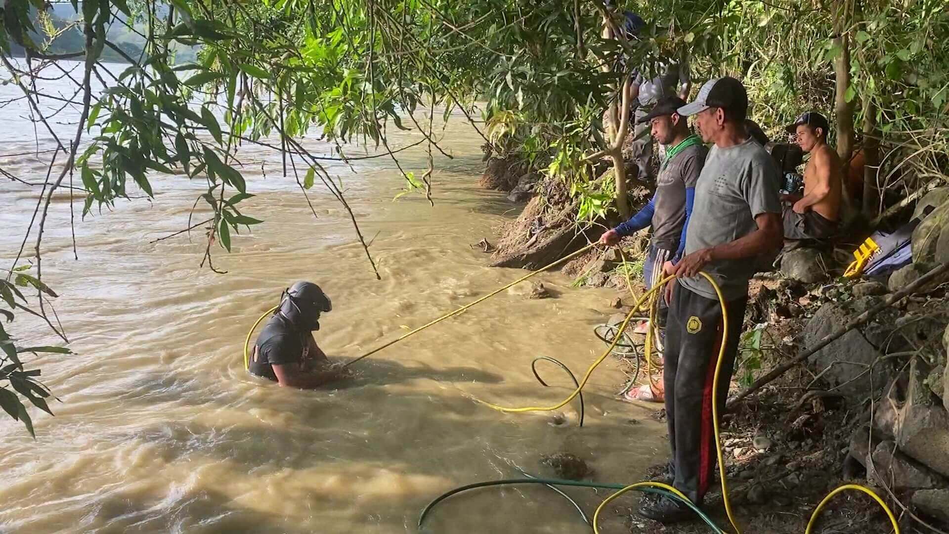 No fue posible sacar el automóvil que cayó al río Cauca