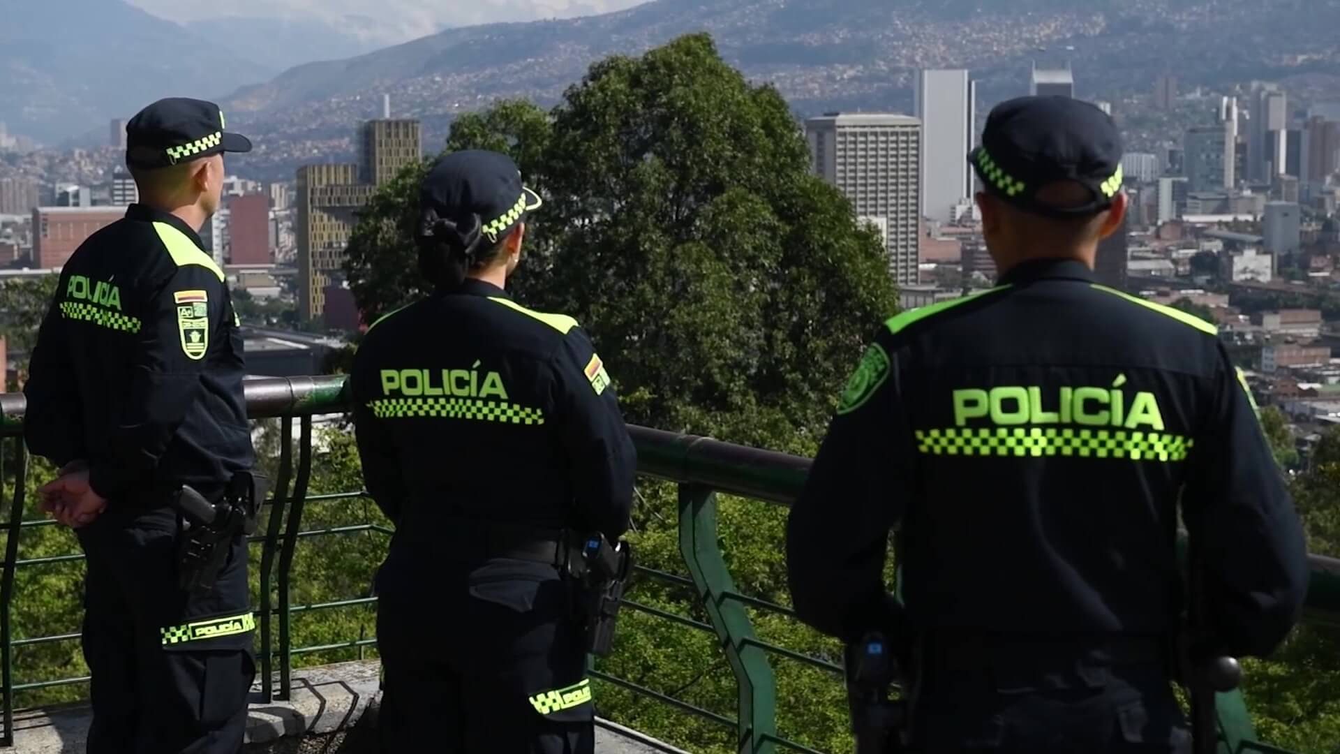 Policías bilingües en sitios públicos