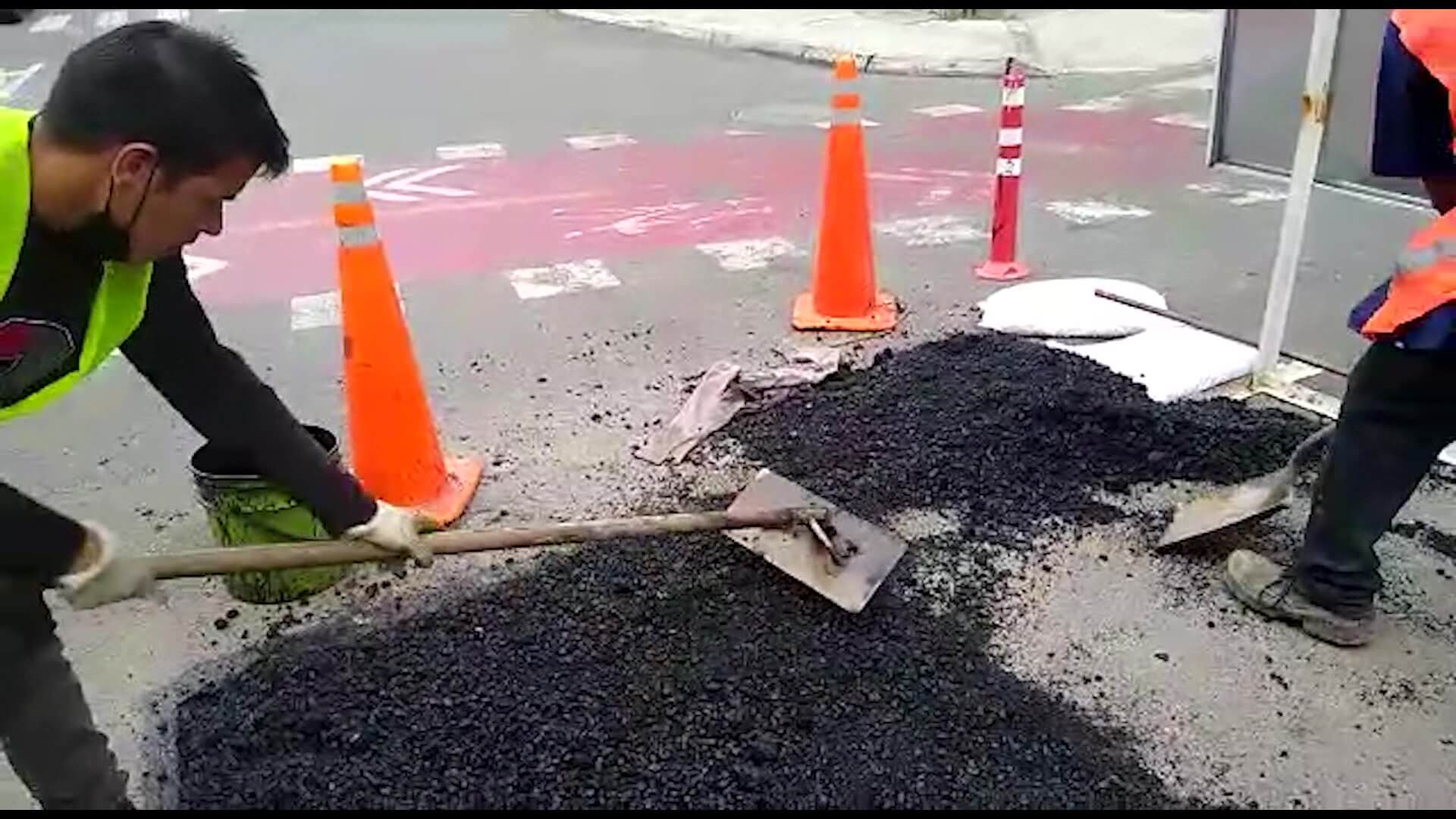Promocionan ‘asfalto en frío’, para usar en vías apartadas