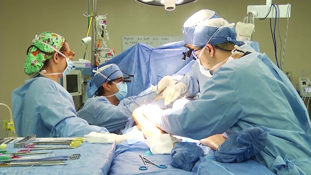 Reemplazo de válvula aórtica en trasplante de corazón