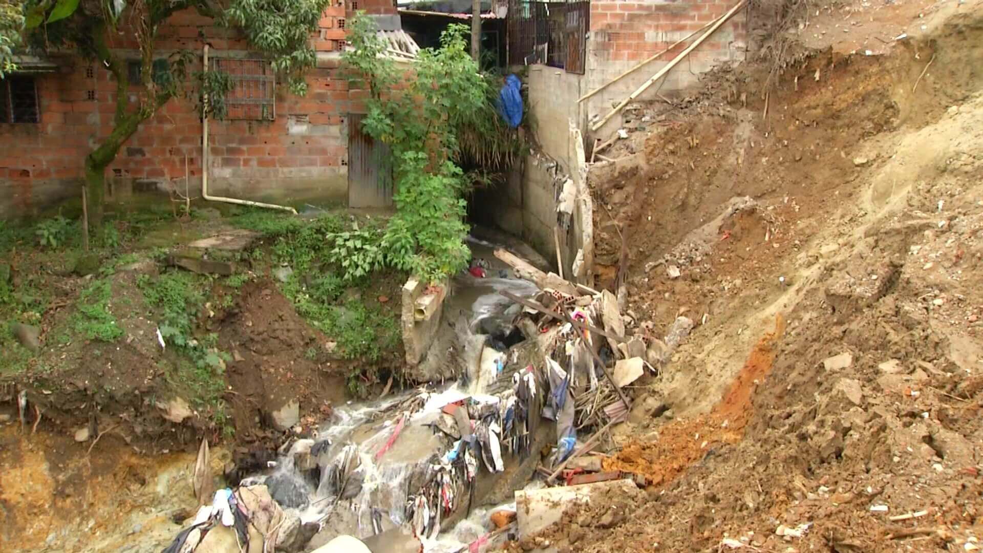Varias viviendas en riesgo tras derrumbe en Barrio Nuevo