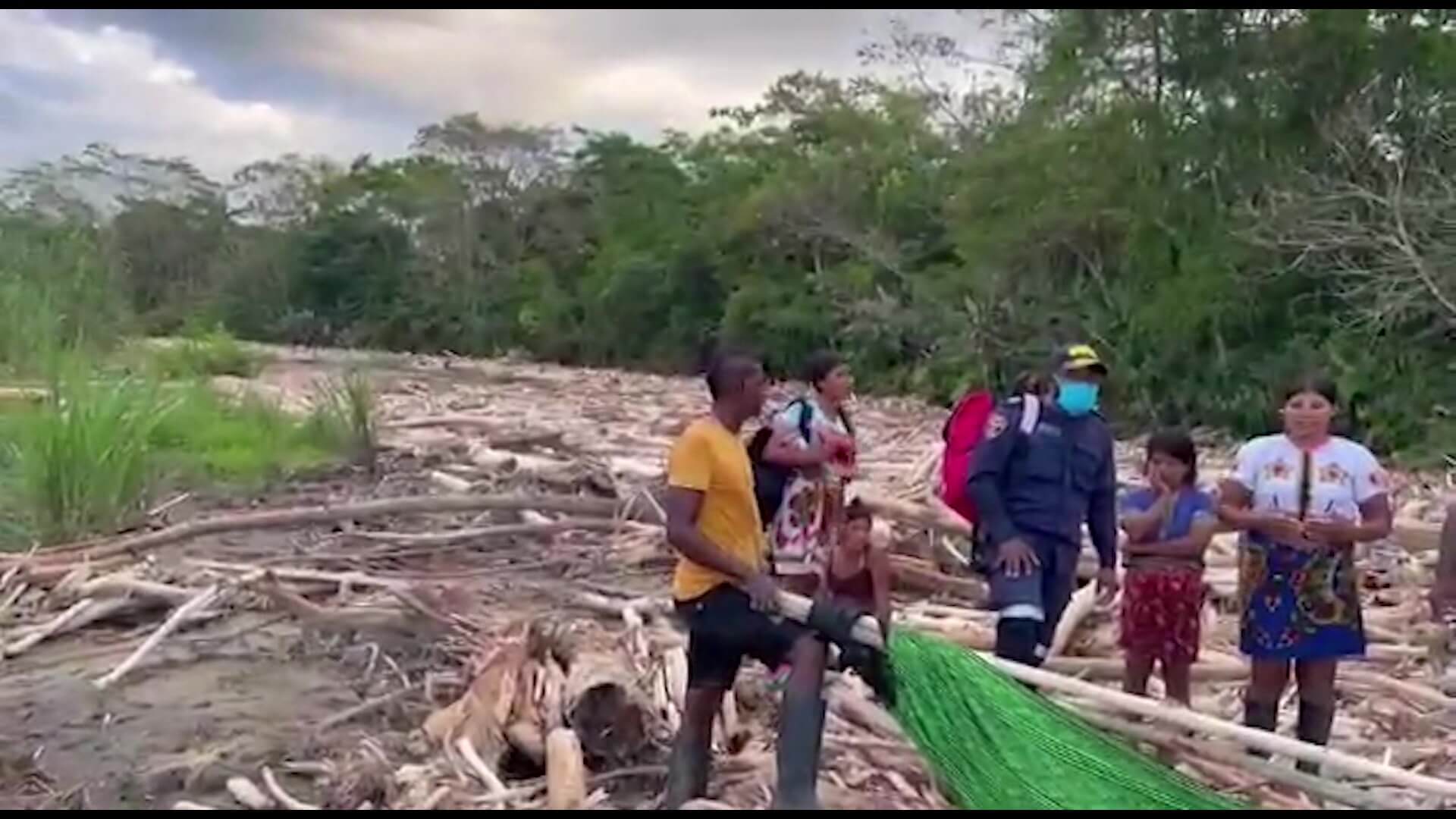 1.700 indígenas siguen confinados tras empalizada en río