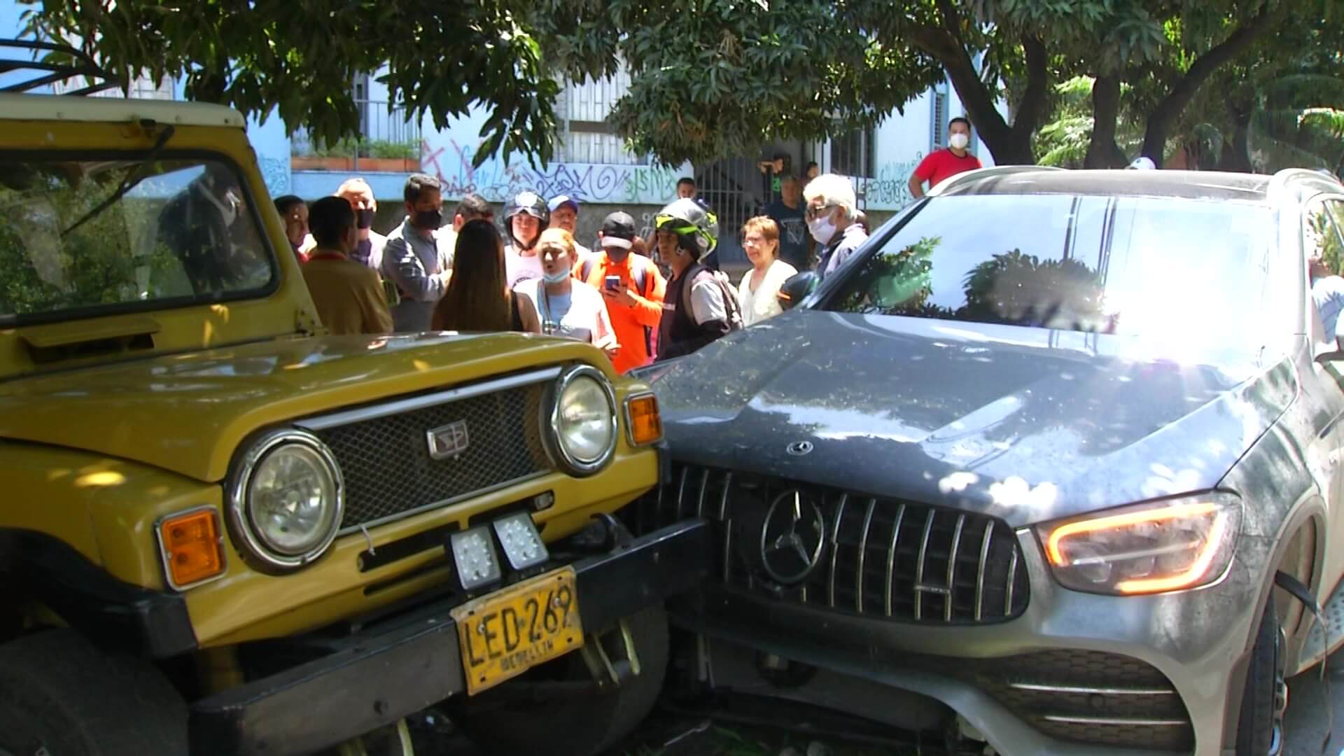 Conductor, al parecer ebrio, causó accidente en la 80