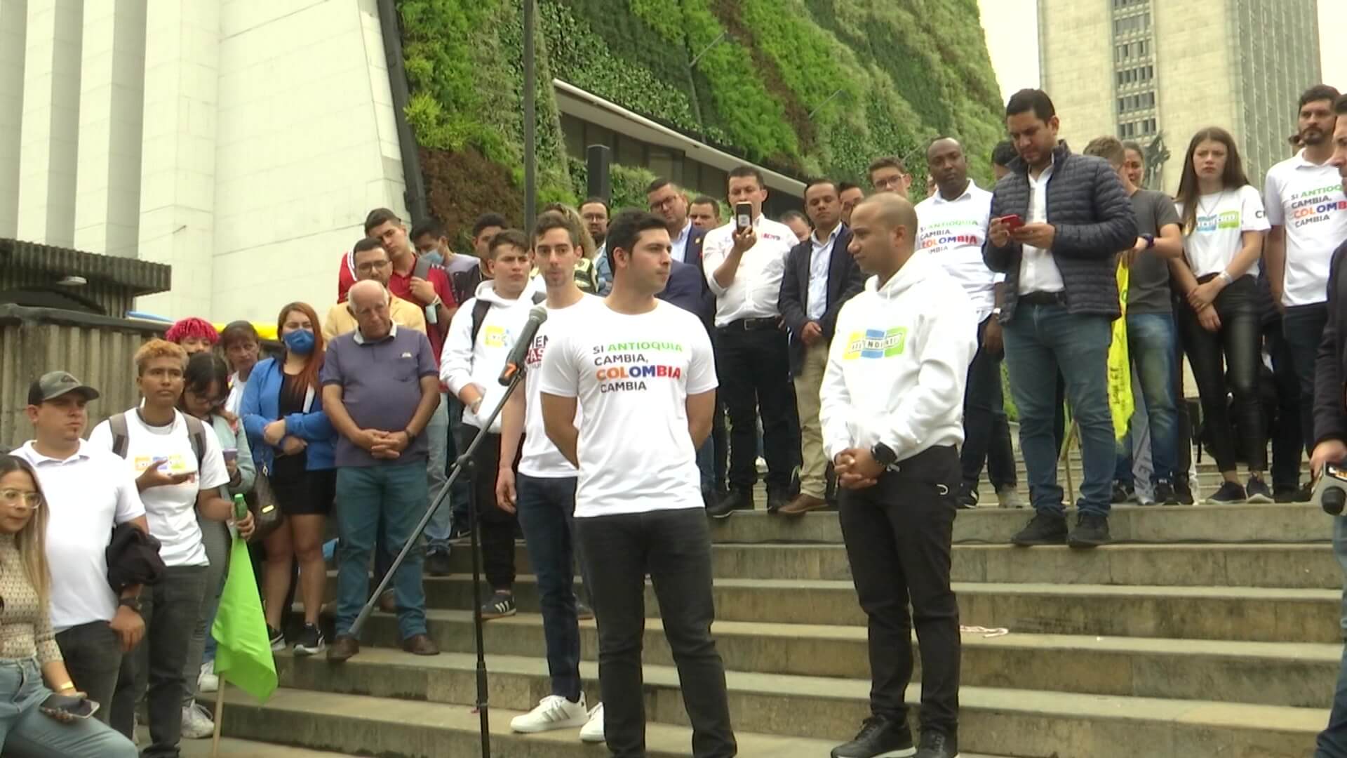 Dos secretarios de Medellín, a la campaña de Petro