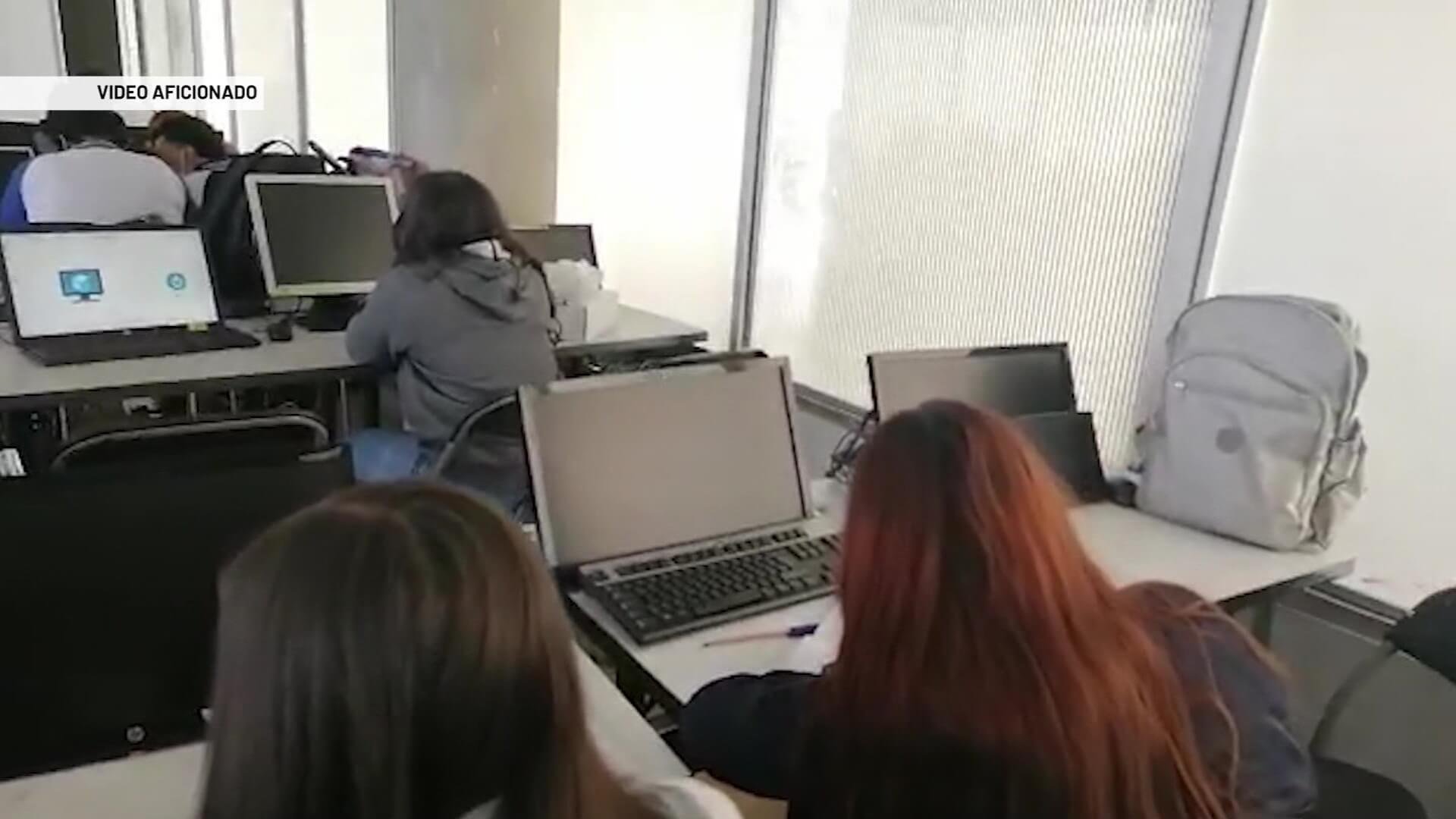 Estudiantes esperan computadores para sus medias técnicas