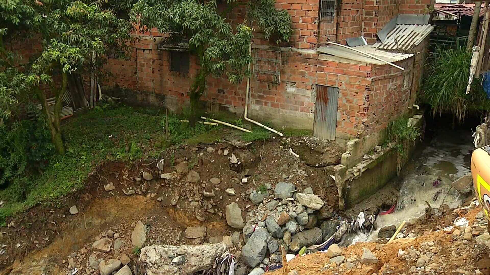 Fuertes lluvias ocasionaron colapsó en un parqueadero