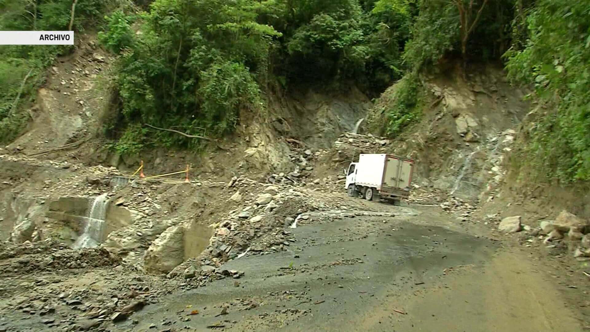 Inundaciones y derrumbes afectan red vial de Antioquia