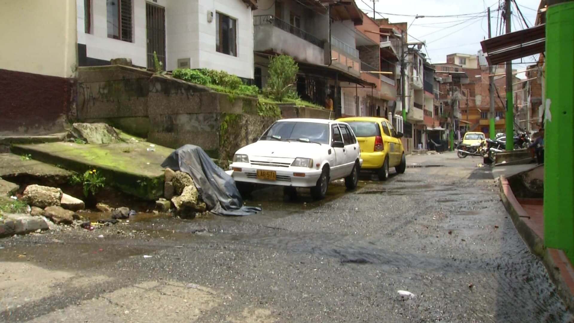 Manrique: 32 familias en riesgo por filtración de agua