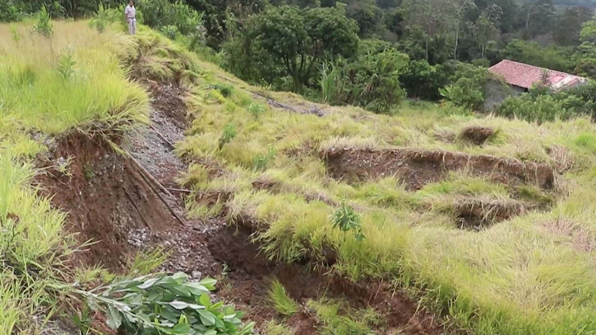 Movimiento de masa afectó finca de recreo, escuela y vía en Amagá