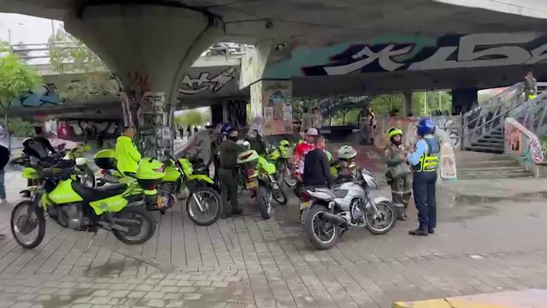 Operativos de control en bajos del puente de 4 Sur