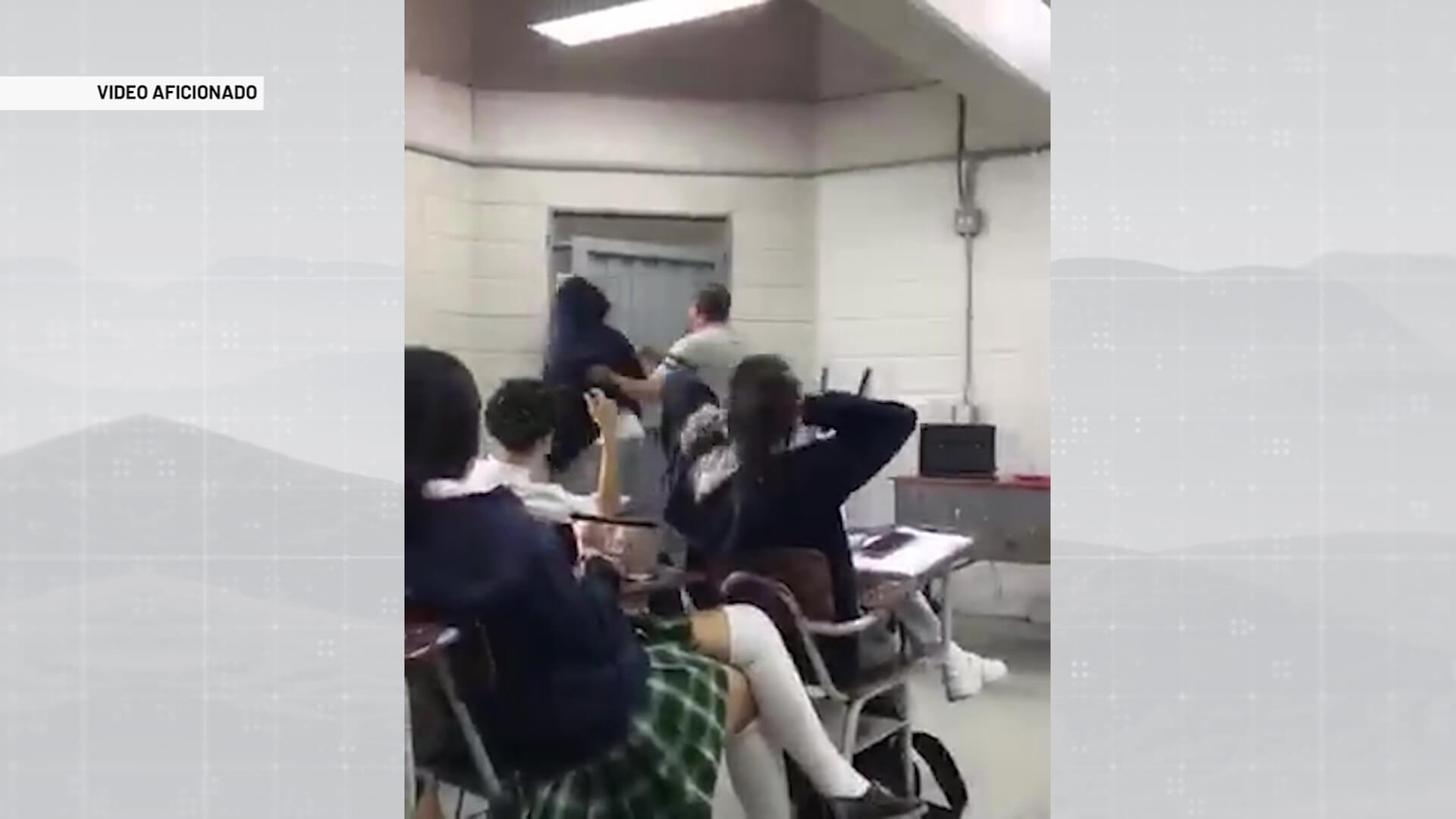 Profesor sacó a la fuerza a alumno del salón de clases