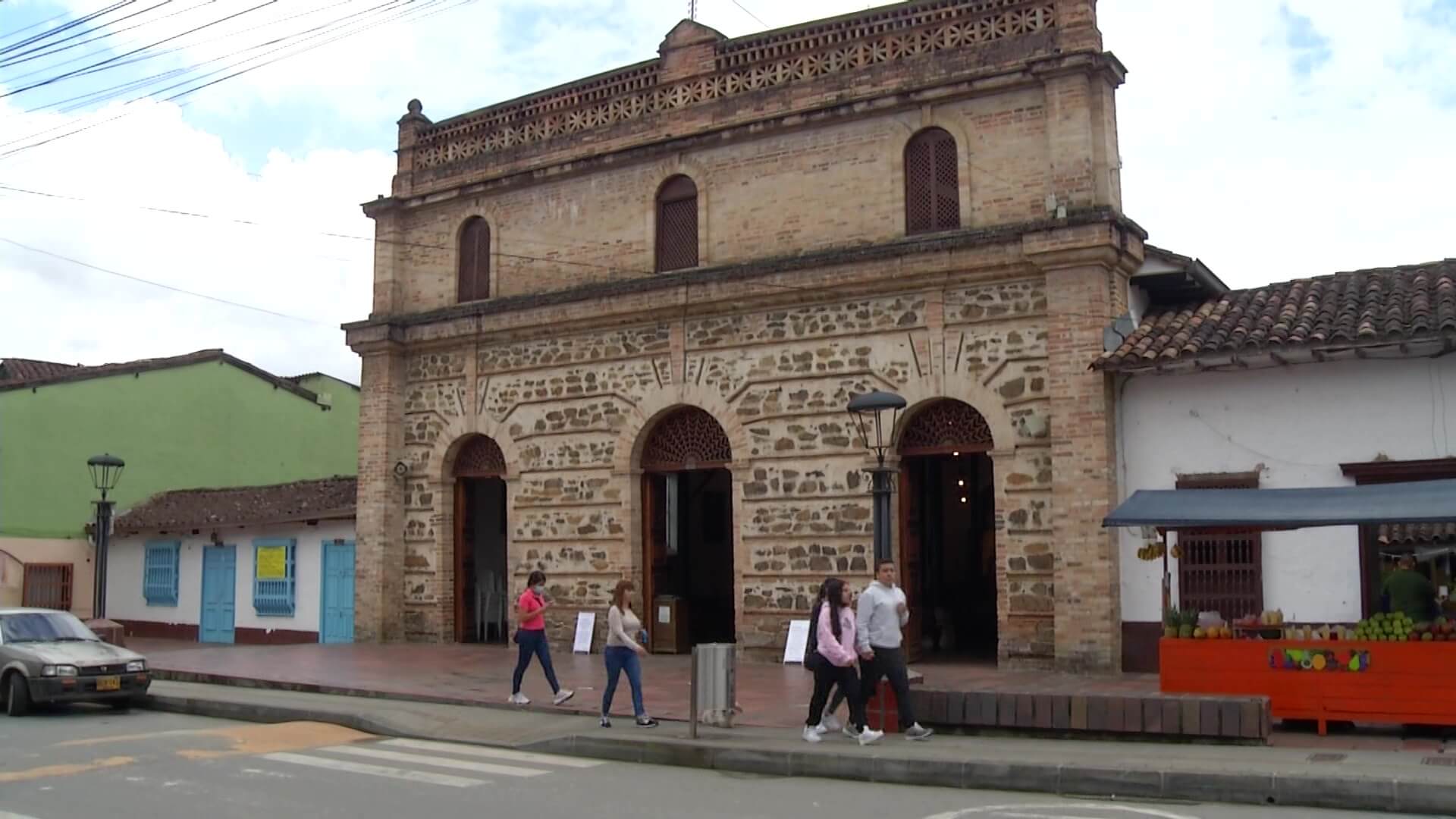 Quieren levantar edificio al lado de capilla de 280 años en El Retiro