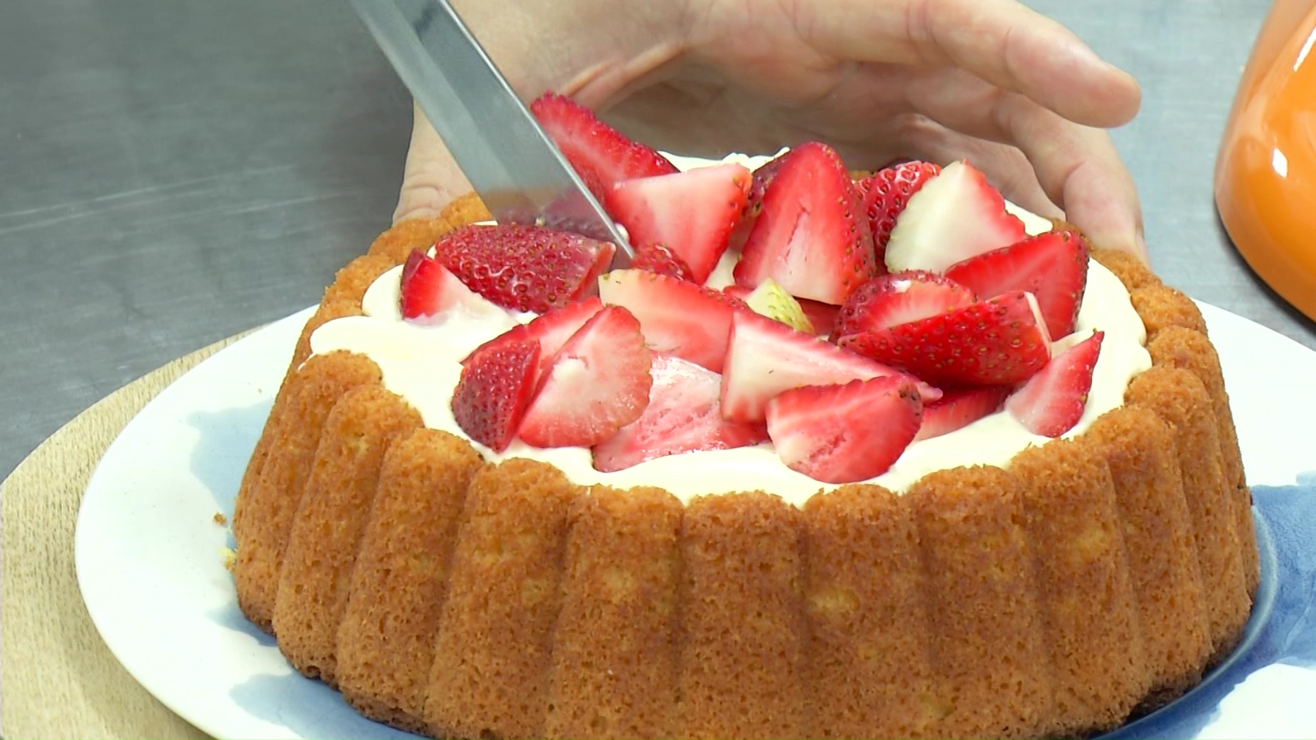 Torta de almendras con chocolate blanco y frutas