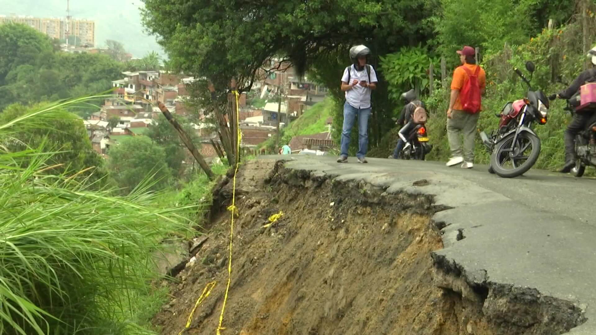 Vía desestabilizada en vereda La Florida de San Antonio de Prado