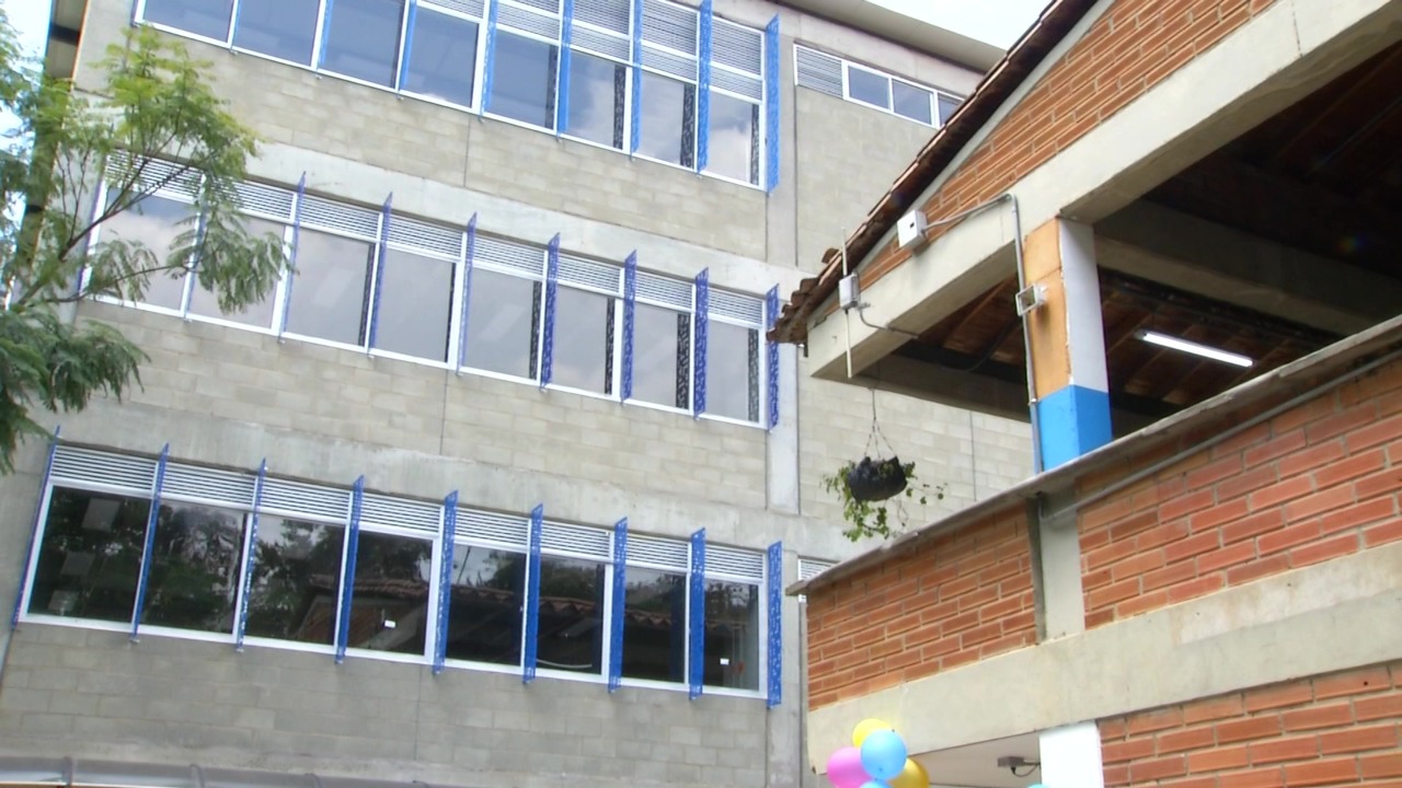 Remodelan colegio de Medellín para jornada única