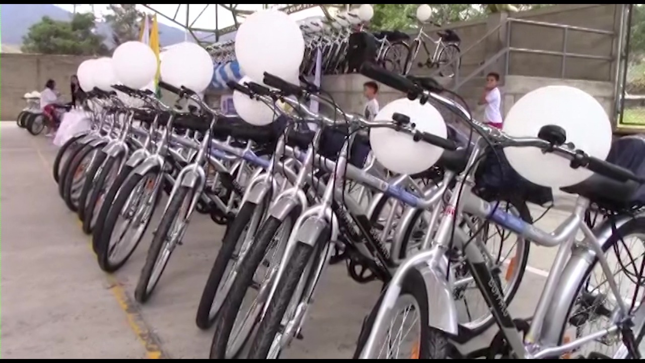 Niños reciben bicicletas para asistir a sus escuelas