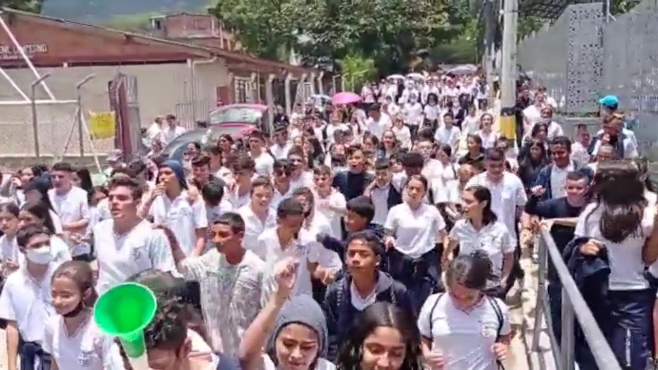 Estudiantes de colegio protestan por falta de docentes