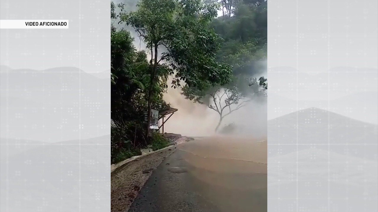 Vía estuvo cerrada por desbordamiento de una cascada