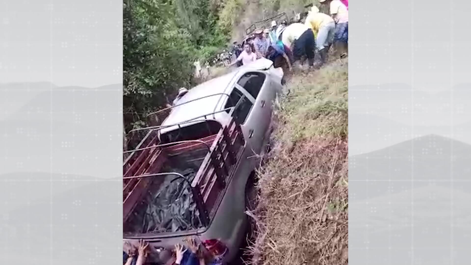 Campesinos sacan vehículo que cayó a un abismo