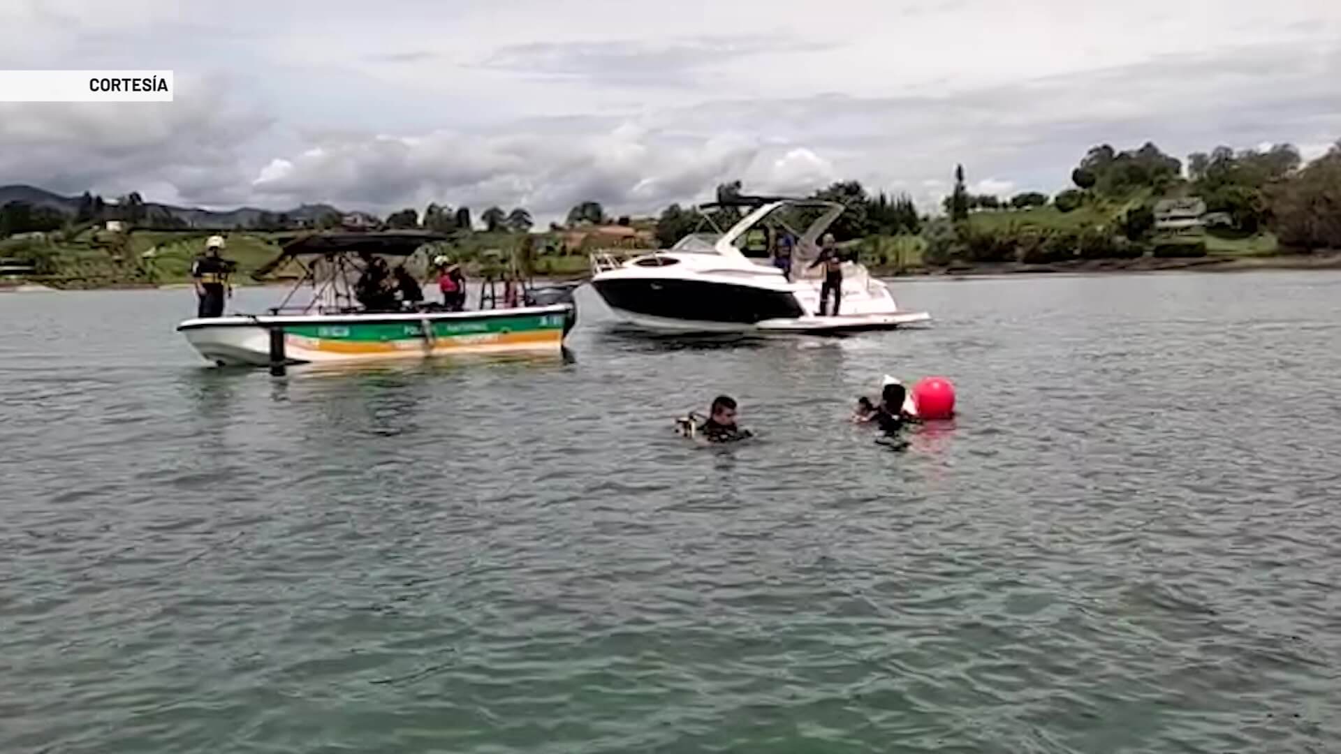 Diez buzos buscan cuerpo de mujer ahogada en El Peñol