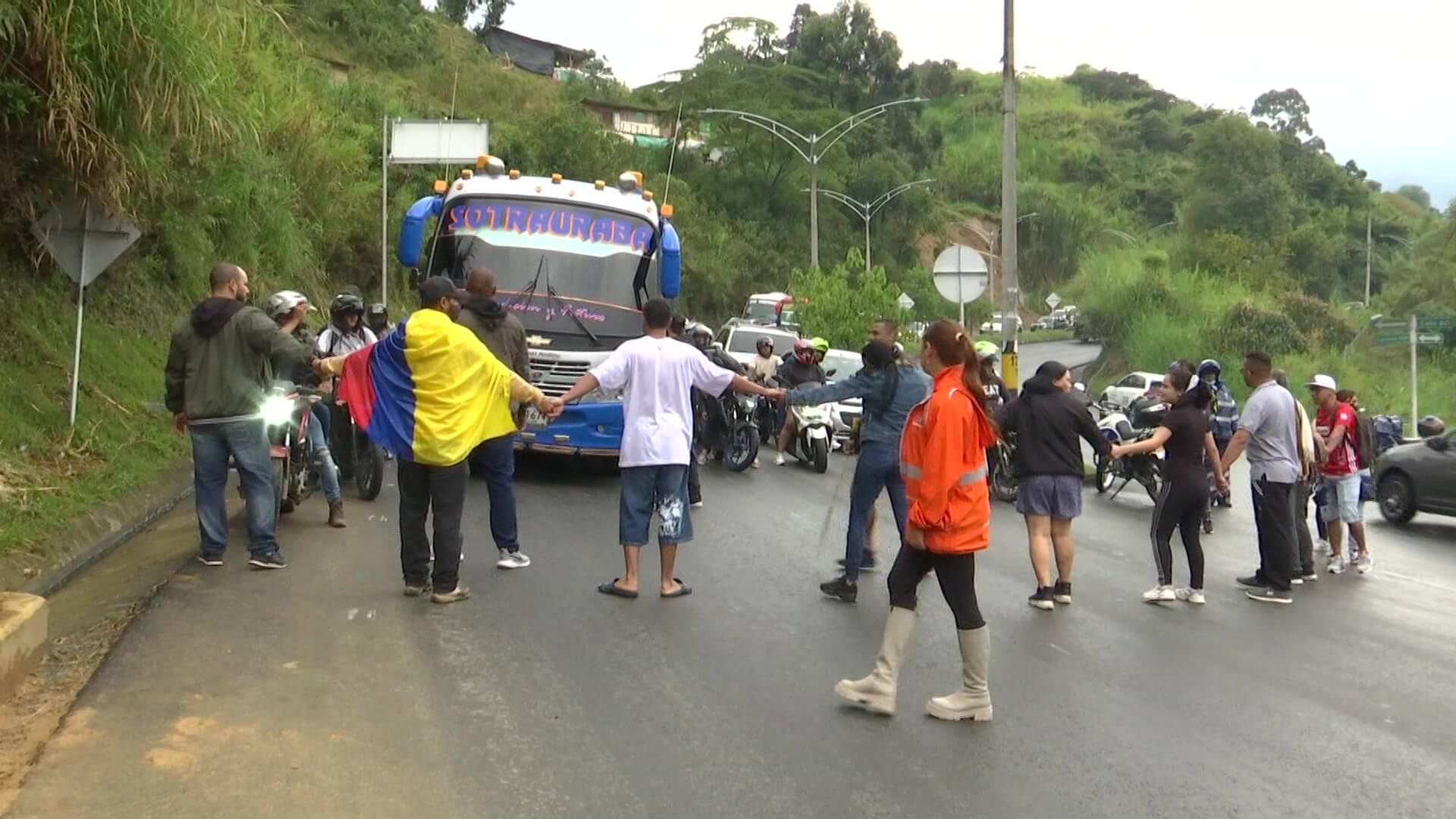 Manifestantes piden vías de comunicación