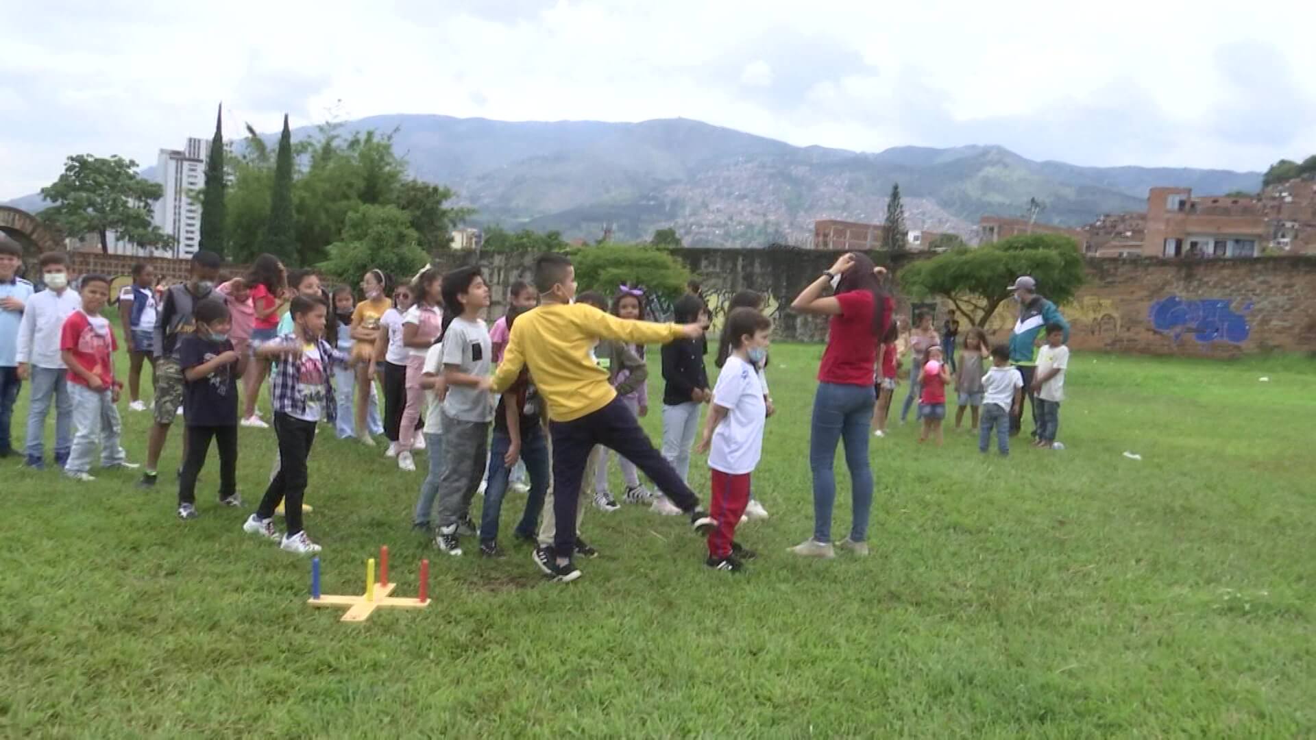 Niños del centro de Medellín celebran su mes