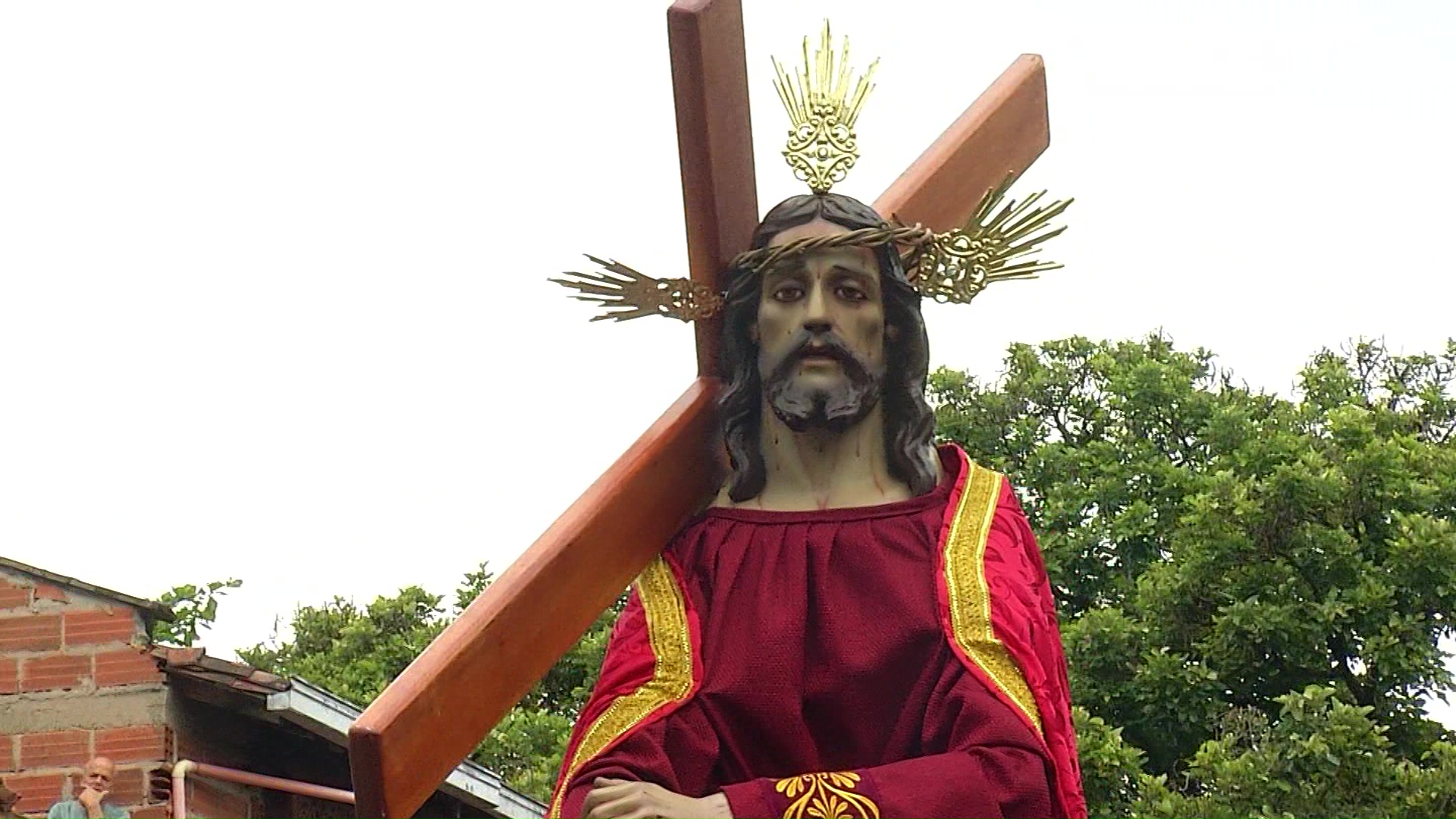 Participación masiva de fieles en el Viacrucis