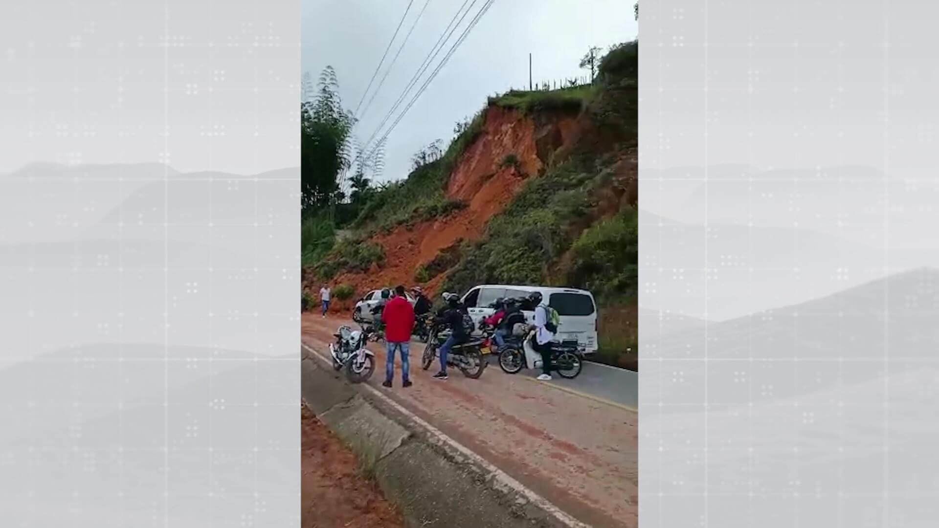 Paso restringido por derrumbe en Puente Cuevas