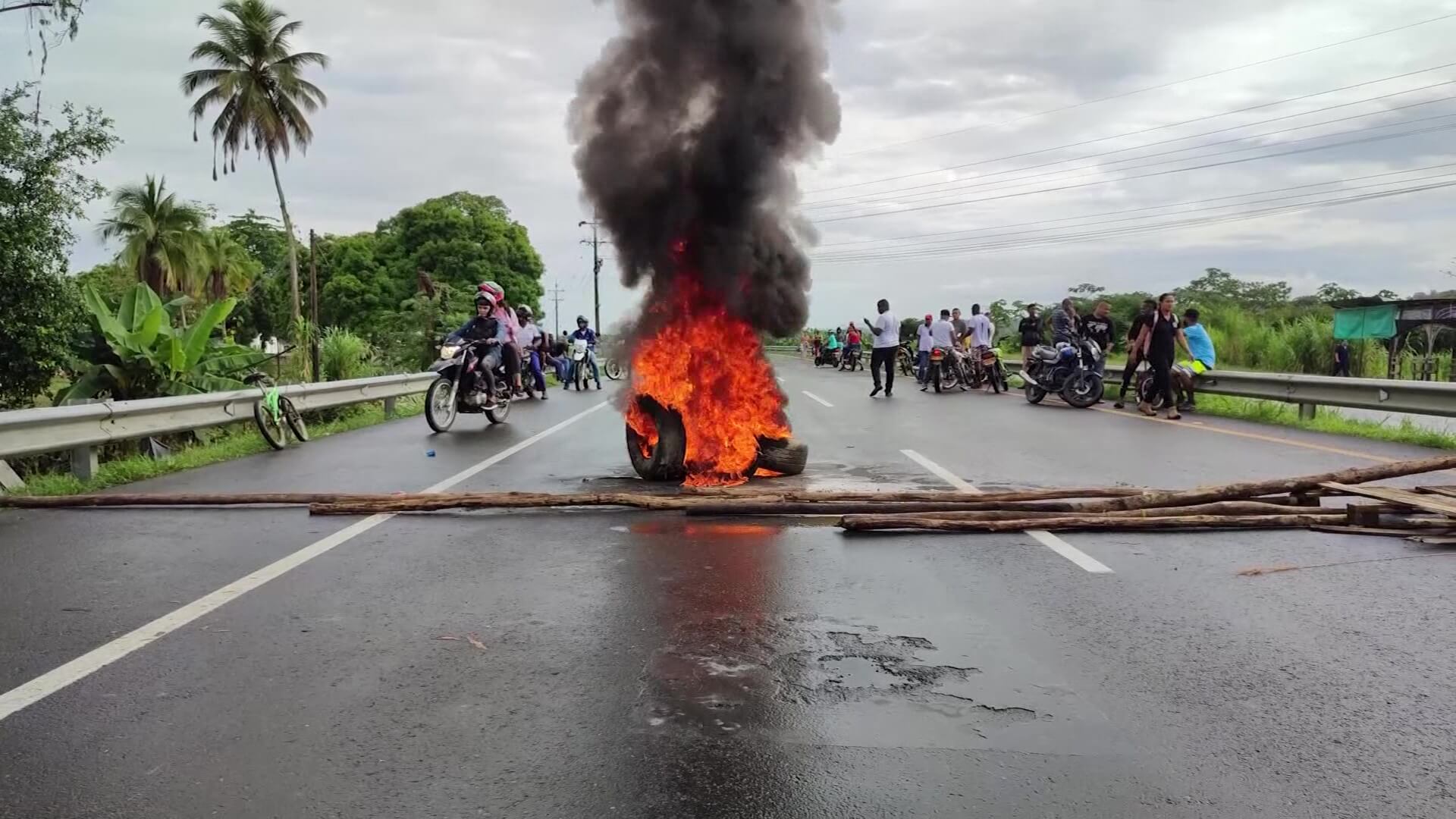 Por falta de agua manifestantes bloquean vía nacional